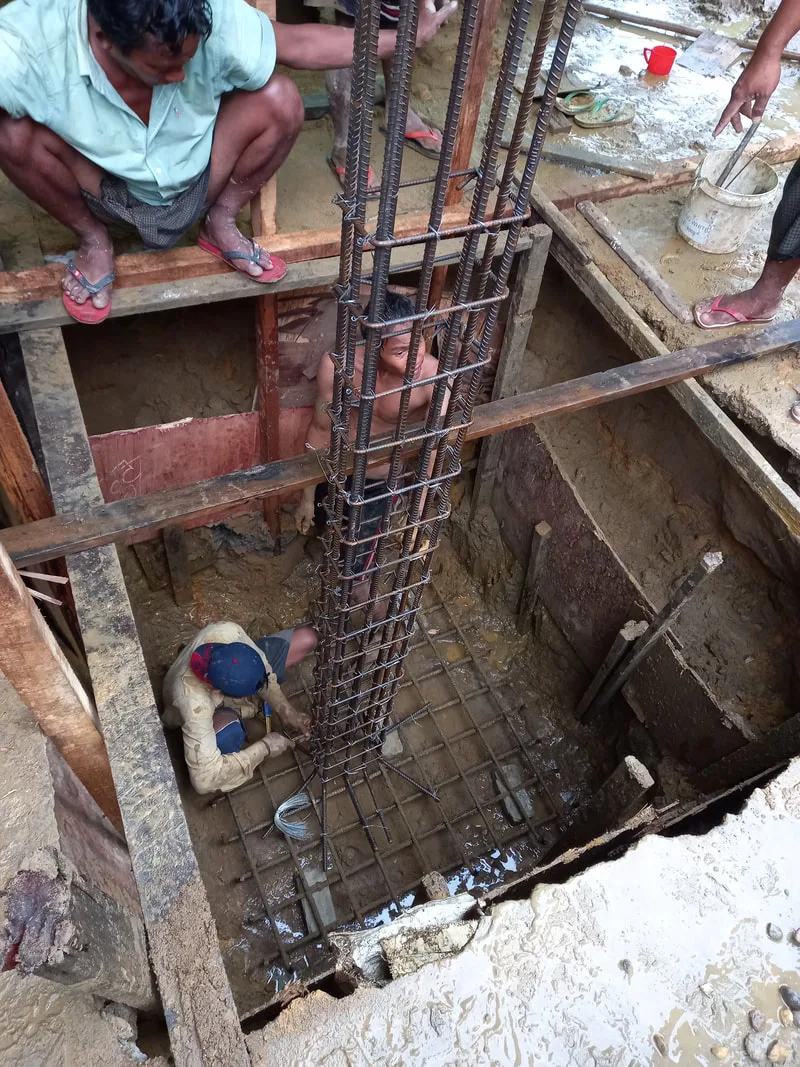 Reinforced column inside a foundation pit