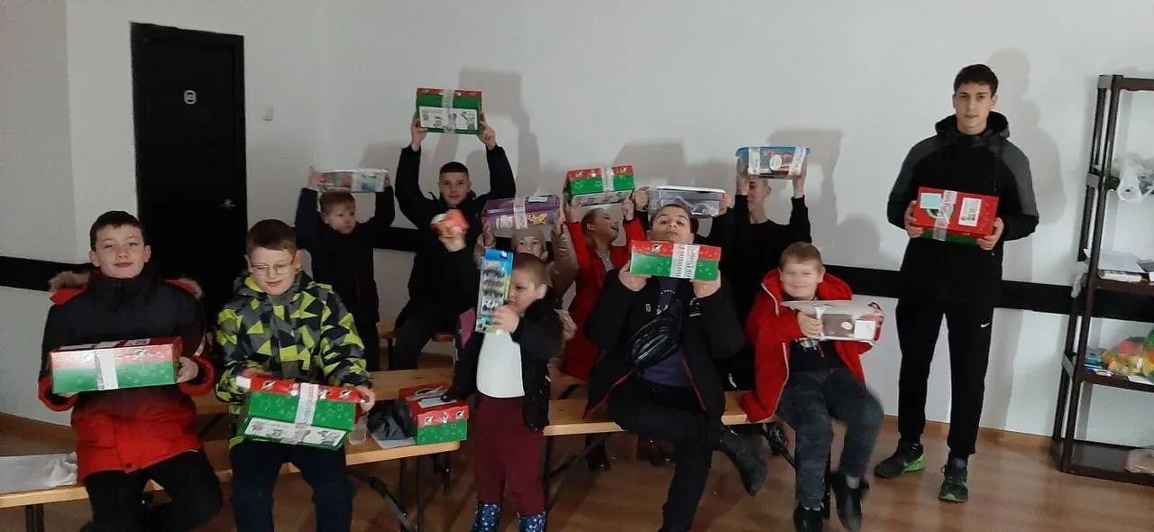Children holding Christmas gifts