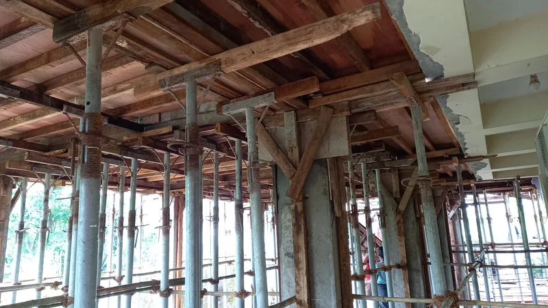 Workers constructing a concrete ceiling